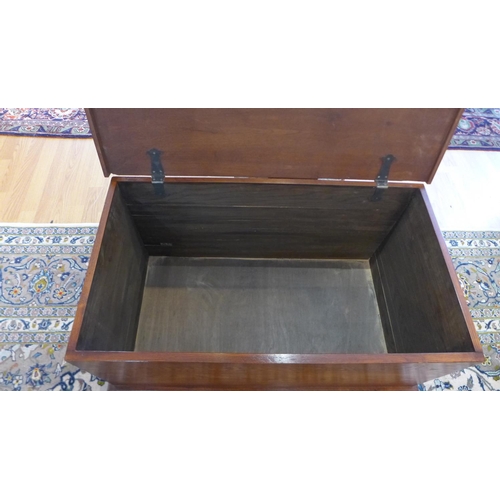 18 - A solid oak blanket box made by a local craftsman to a high standard. 43cm tall, 92 x 51cm