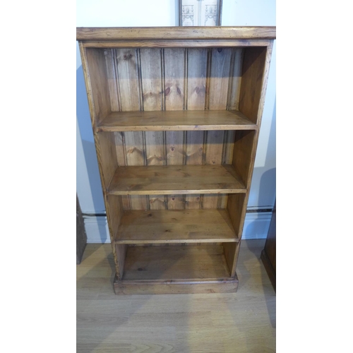 8 - A new pine bookshelf 111cm tall, 59 x 26cm