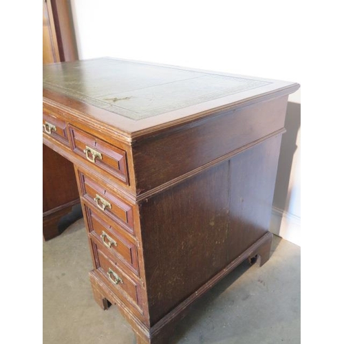 70 - A late Victorian / Edwardian mahogany 9 drawer twin pedestal desk, 81cm tall x 123cm x 71cm