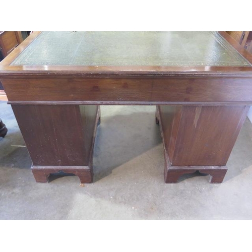 70 - A late Victorian / Edwardian mahogany 9 drawer twin pedestal desk, 81cm tall x 123cm x 71cm