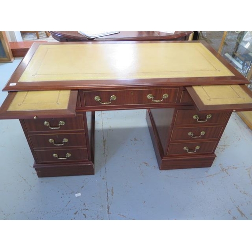 1 - A good quality modern mahogany desk with a leather inset top above two slides and nine drawers, 137c... 