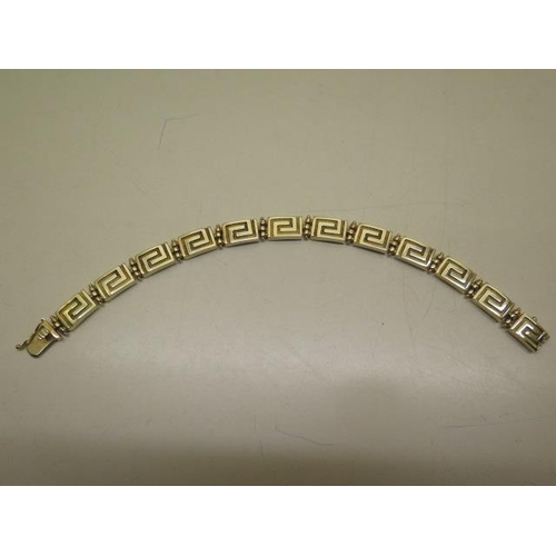 619 - A 14ct gold ladies bracelet, total weight approx 28.8 grams, length 19cm x 8mm wide, fitted with an ... 