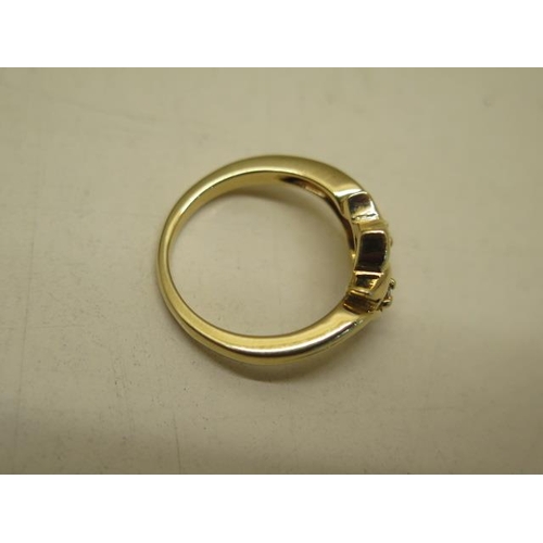 626 - An 18ct yellow gold ladies dress ring, total weight approx 5.7 grams, incorporating three round bril... 