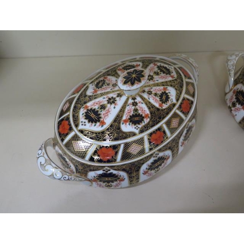 316 - A pair of Royal Crown Derby 1128 Imari lidded tureens, both good and first quality, 12cm tall x 32cm... 