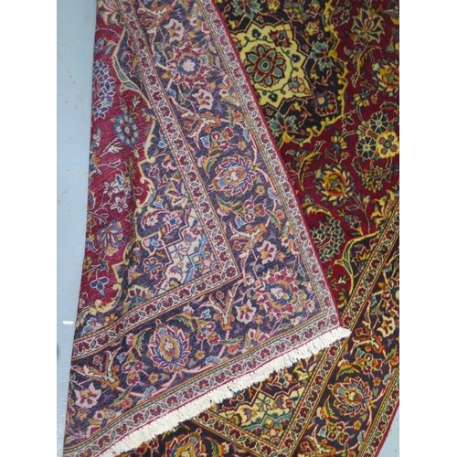 201 - A hand knotted woollen Kashan rug, 2.00m x 1.35m