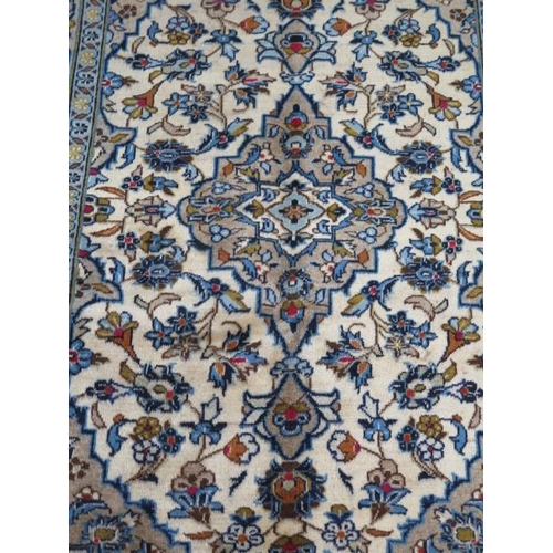 219 - A hand knotted woollen Kashan rug, 1.45m x 1.00m