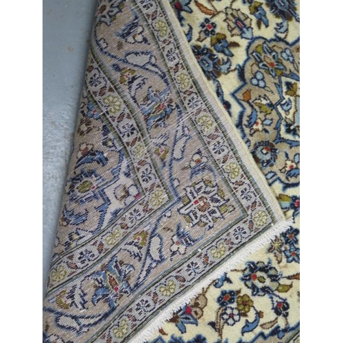219 - A hand knotted woollen Kashan rug, 1.45m x 1.00m