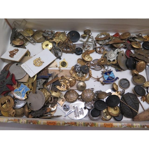 942 - A large quantity of badges, mainly military