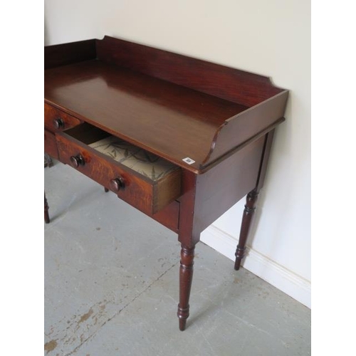 55 - A Georgian mahogany 4 drawer washstand / side table with a shaped upstand standing  on turned legs, ... 