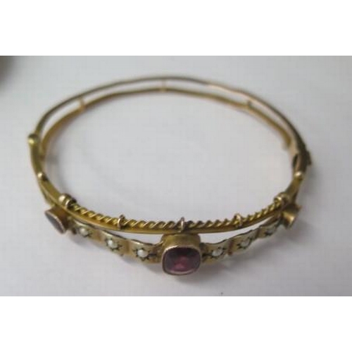 477 - Two 9ct yellow gold hinged bangles, 6.5cm x 5.5cm external, total weight approx 20.9 grams, clasps g... 