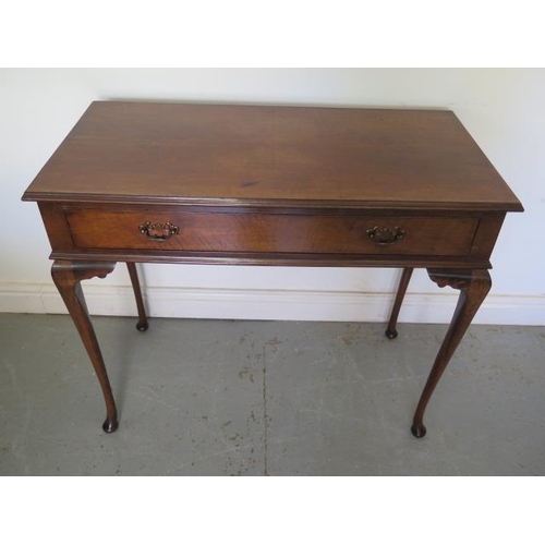 72 - A circa 1930s walnut side table desk with single frieze drawer on slender cabriole legs, in good pol... 