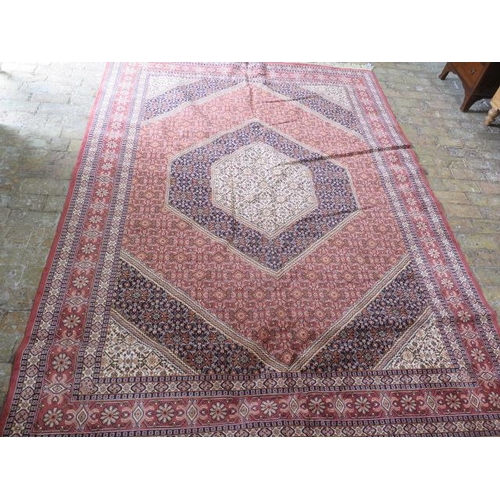 202 - A Persian style machine made rug, 280cm x 200cm, in good condition