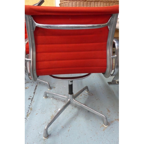 29 - HERMAN MILLER ALUMINIUM GROUP CHAIR BY CHARLES AND RAY EAMES, 83cm H.