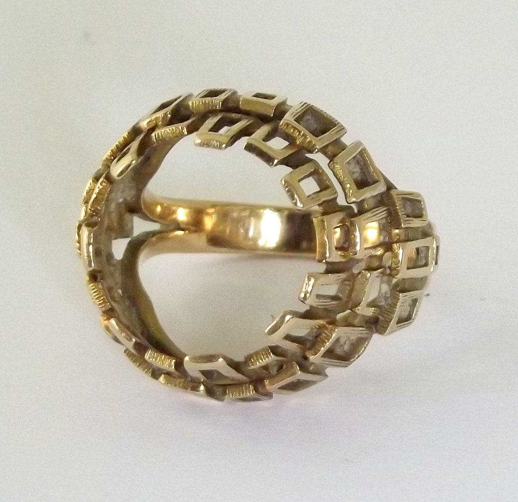 9ct Yellow Gold Ring Mount. Marked 9ct. Size O (16). 6.1 gm.