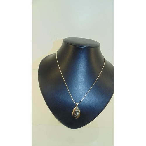 3004 - Designsix London flattened oval pendant necklace