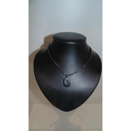 3058 - Small metal beaded necklace with oval pendant