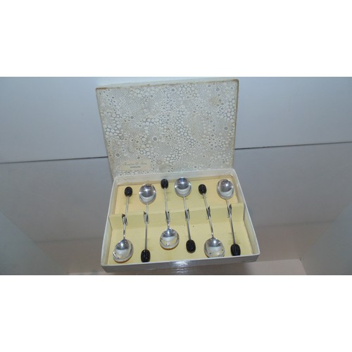 Set of 6 silver coffee , spoons in original box
 London 1905 77 grams .