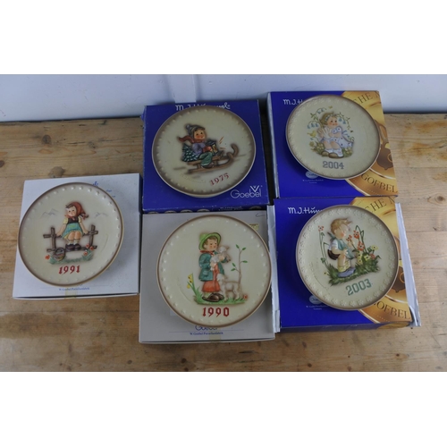 286 - A collection of boxed Goebel Hummel Annual plates dating 2004, 2003, 1975, 1990, 1991.
