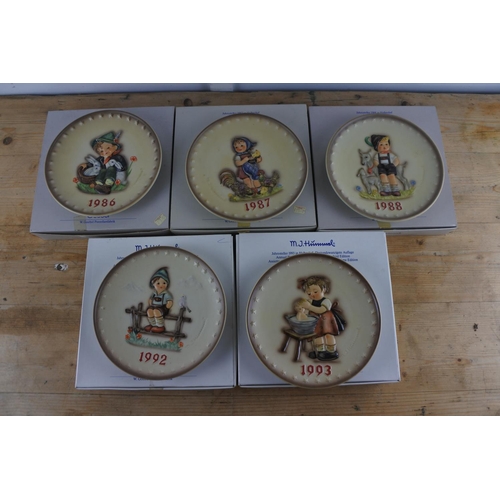 287 - A collection of boxed Goebel Hummel Annual plates dating 1988, 1992, 1993, 1987, 1986.