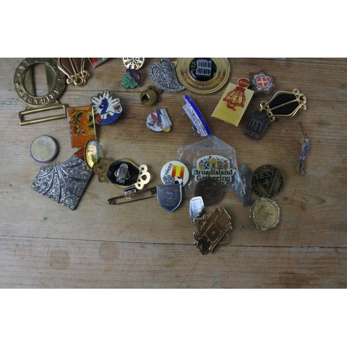 307 - A collection of assorted badges and brooches.