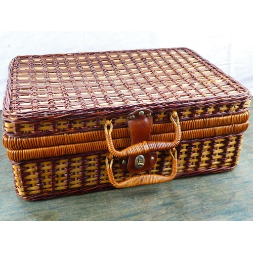 104 - A vintage wicker picnic basket.