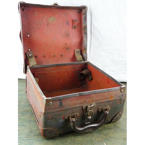 37 - A small vintage case.
