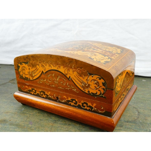38 - A stunning decorative music box. (a/f)