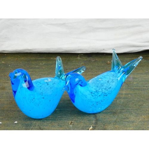 59 - A stunning vintage pair of glass ornamental birds.