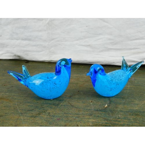 59 - A stunning vintage pair of glass ornamental birds.