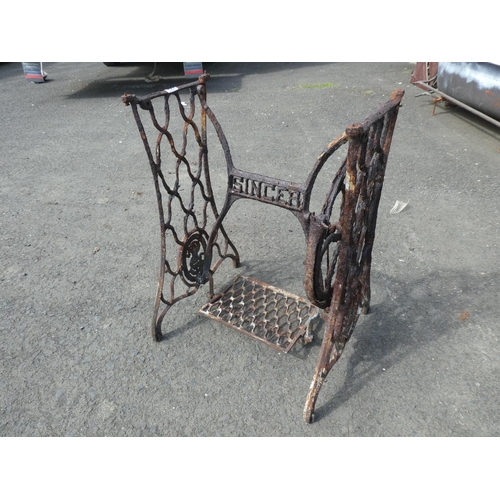 433 - An antique cast iron Singer Sewing machine base.
