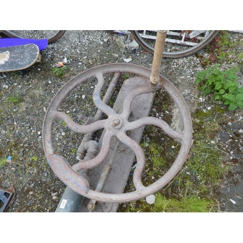 451 - A stunning antique well pump with manual hand cranked wheel.