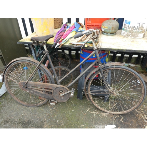 482 - An antique/ vintage black bicycle for restoration.