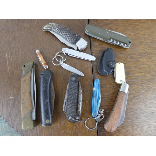 517 - A collection of various pocket knives.