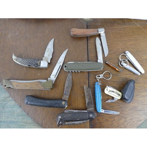 517 - A collection of various pocket knives.