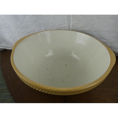 533 - A large vintage baking bowl.
