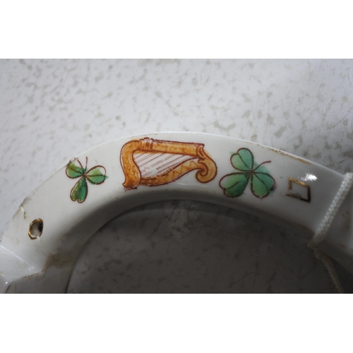 543 - A stunning antique hand painted ceramic horse shoe, 'Good Luck from Portrush'. (a/f)
