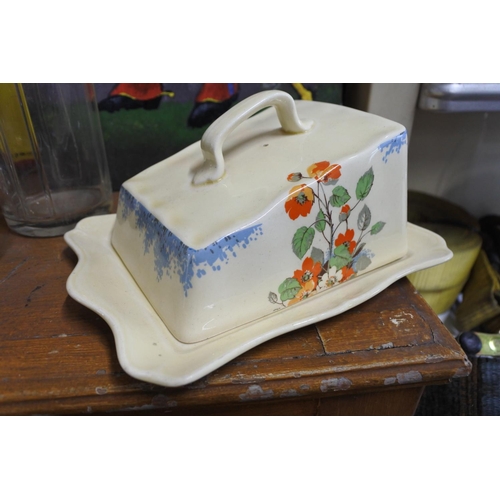 559 - A decorative vintage cheese dish.