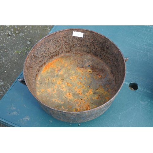 102 - An antique cooking pot, measuring 26cm in diameter.