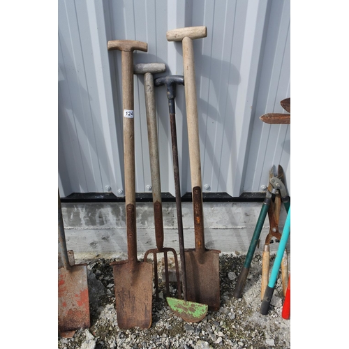 124 - An assortment of garden tools.