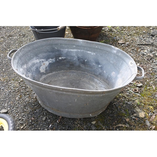 127 - A vintage galvanised wash tub/bath, measuring 74cm(L) x 46cm(W) x 29cm(D) roughly.