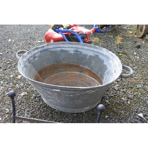132 - A vintage galvanised wash tub/ bath, measuring 52cm(L) x 37cm(W) x 24cm(D) roughly.