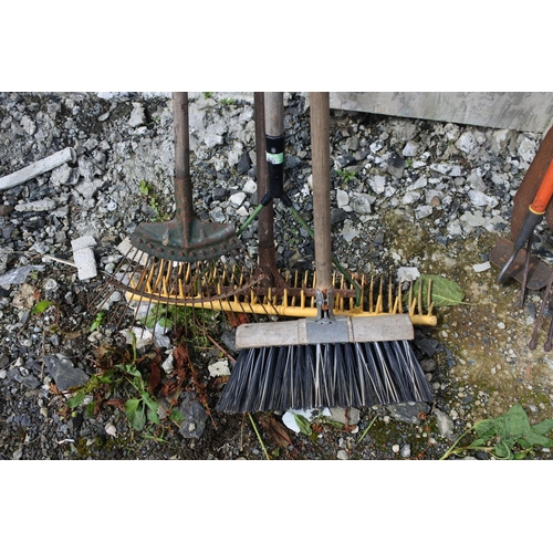 138 - An assortment of garden tools.
