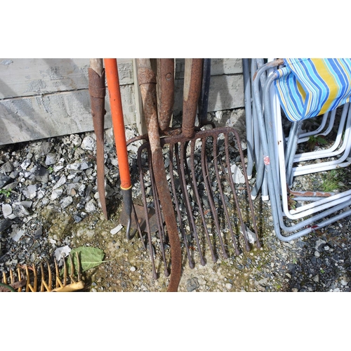 139 - An assortment of garden tools.
