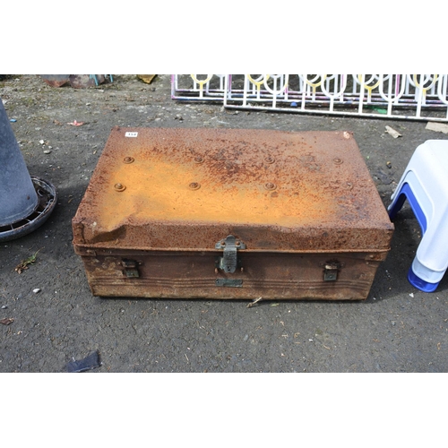 154 - A vintage metal trunk/chest, measuring 79cm(L) x 50cm(W) x 32cm(D) roughly.