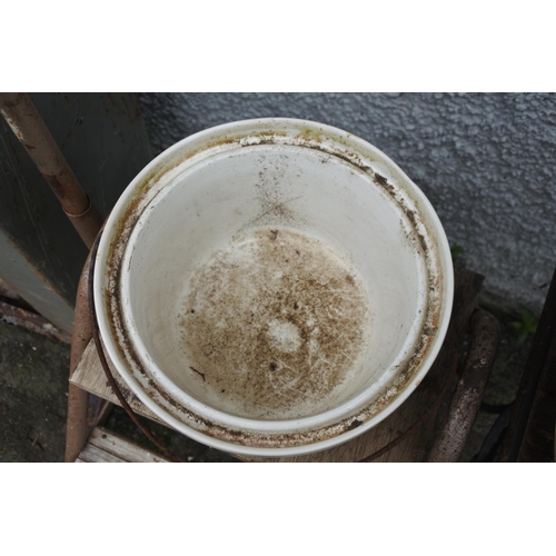 42 - An antique hangin ceramic lidded pot (Bristol founded 1652, England), measuring 18cm in width.