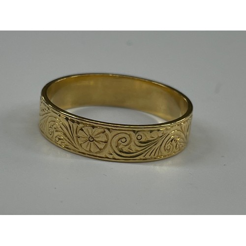 489 - 18CT GOLD WEDDNG BAND ENGRAVED 4.95G APPROX