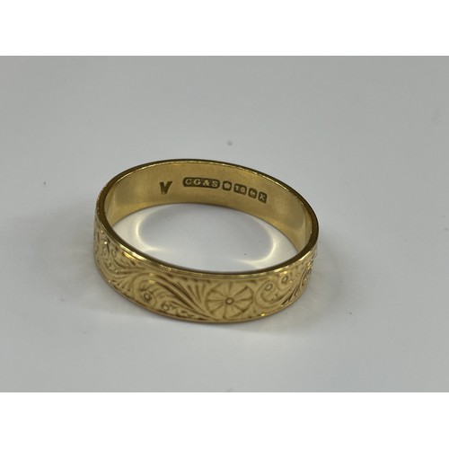 489 - 18CT GOLD WEDDNG BAND ENGRAVED 4.95G APPROX