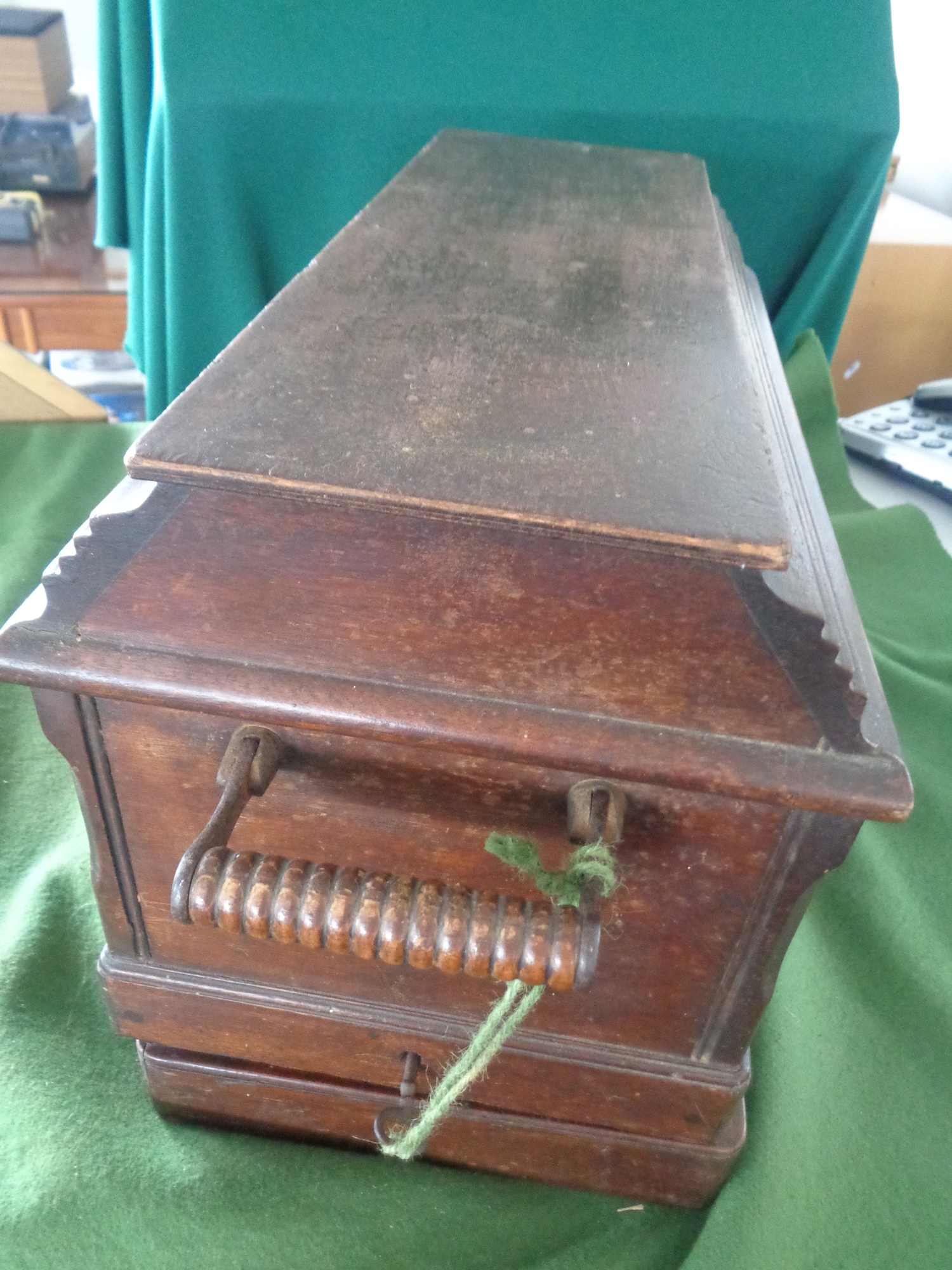 Singer sewing machine 1906 model 28 "coffin case" with original case