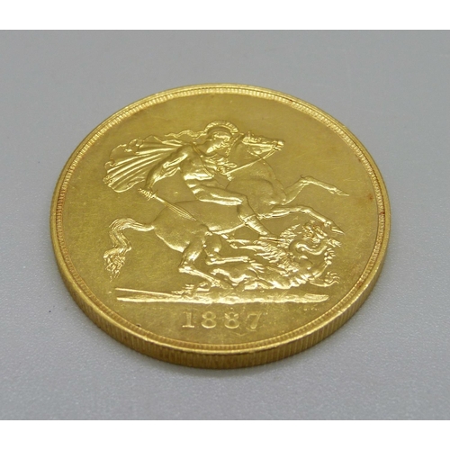 1091 - A Victorian 1887 £5 gold coin, 40g