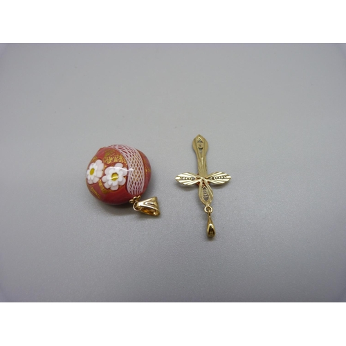 931 - A yellow metal cross pendant marked 333, 1.2g, and a 9ct gold mounted Murano glass pendant